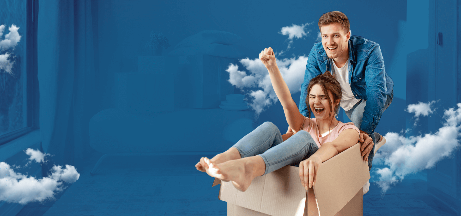 Casal feliz comemorando mudança